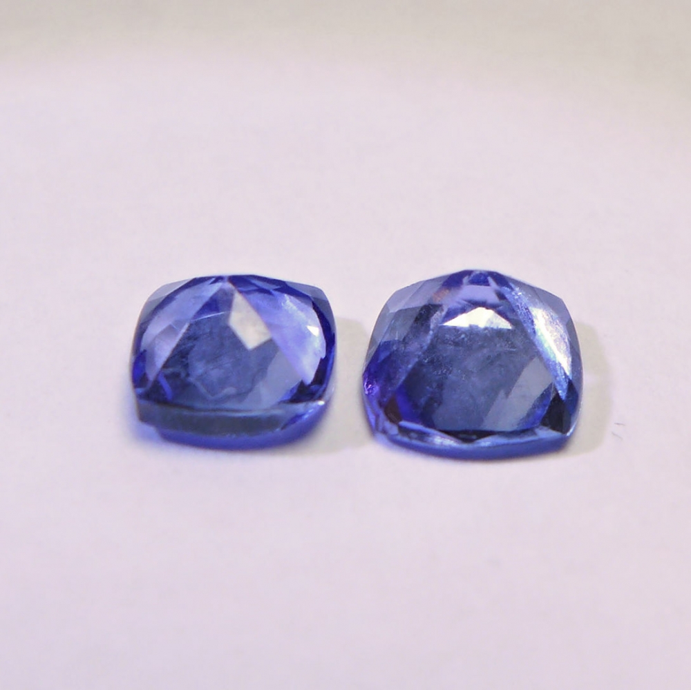 Bild 1 von 1.40 ct. Schönes Paar 5.5 x .5.5 mm blau violette Cushion Tansanite