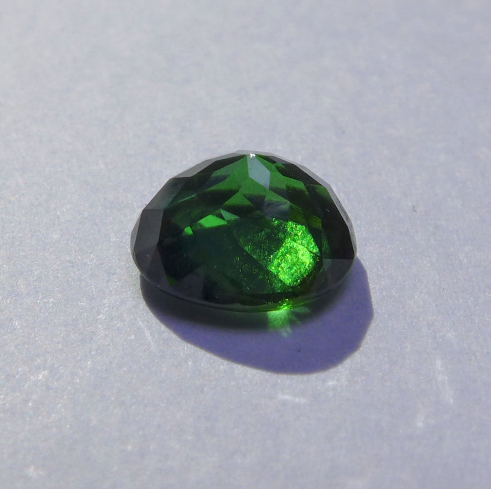 Bild 1 von 1.25 ct. Schöner grüner  ovaler 7.1 x 6.5 mm Mosambik Turmalin