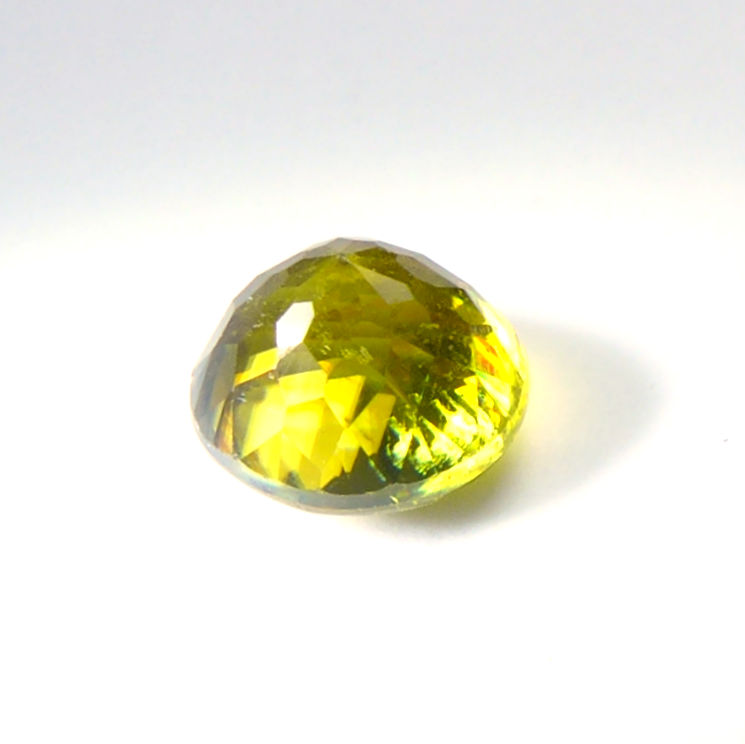 Bild 1 von 0.70 ct.  Natürlicher runder gelblich grüner 5 mm Madagaskar Titanit Sphen