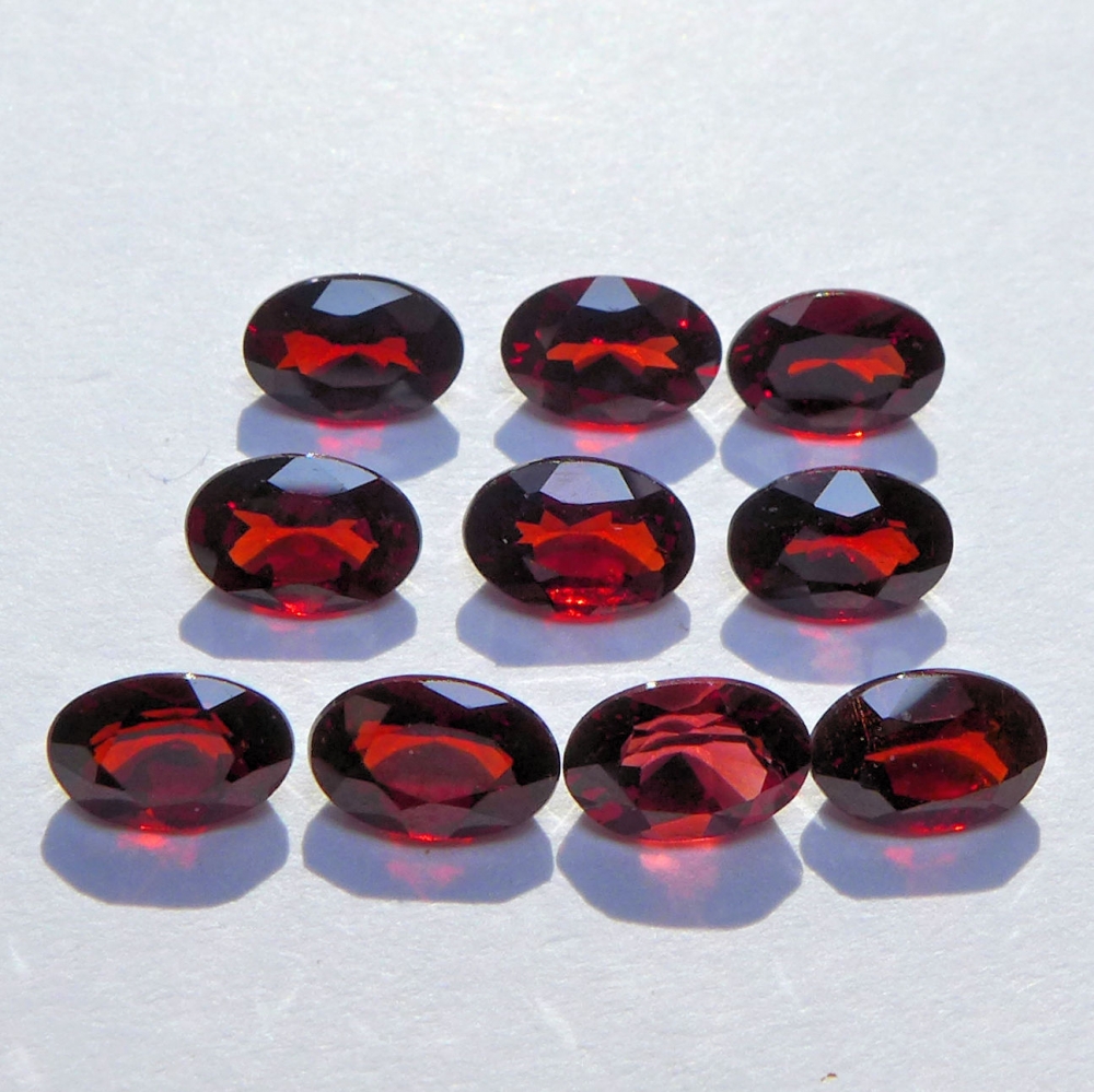 Bild 1 von 5.46 ct. VS! 10 Stück ovale kirschrote 6 x 4 mm Rhodolith Granate