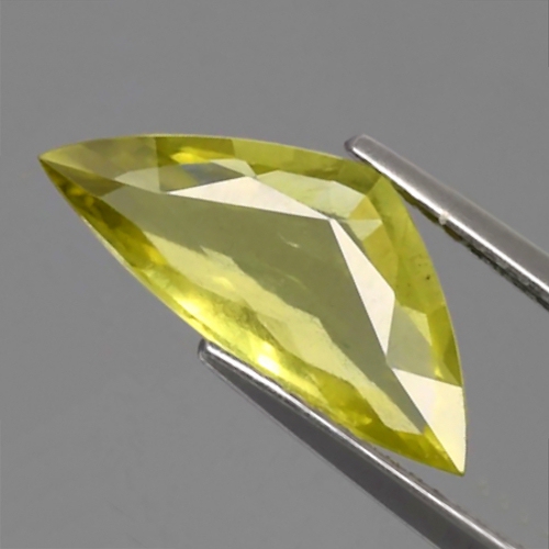 Bild 1 von 2.33 ct. Schöner grünlich Gelber 16 x 7.2 mm Madagskar Triangel Beryll