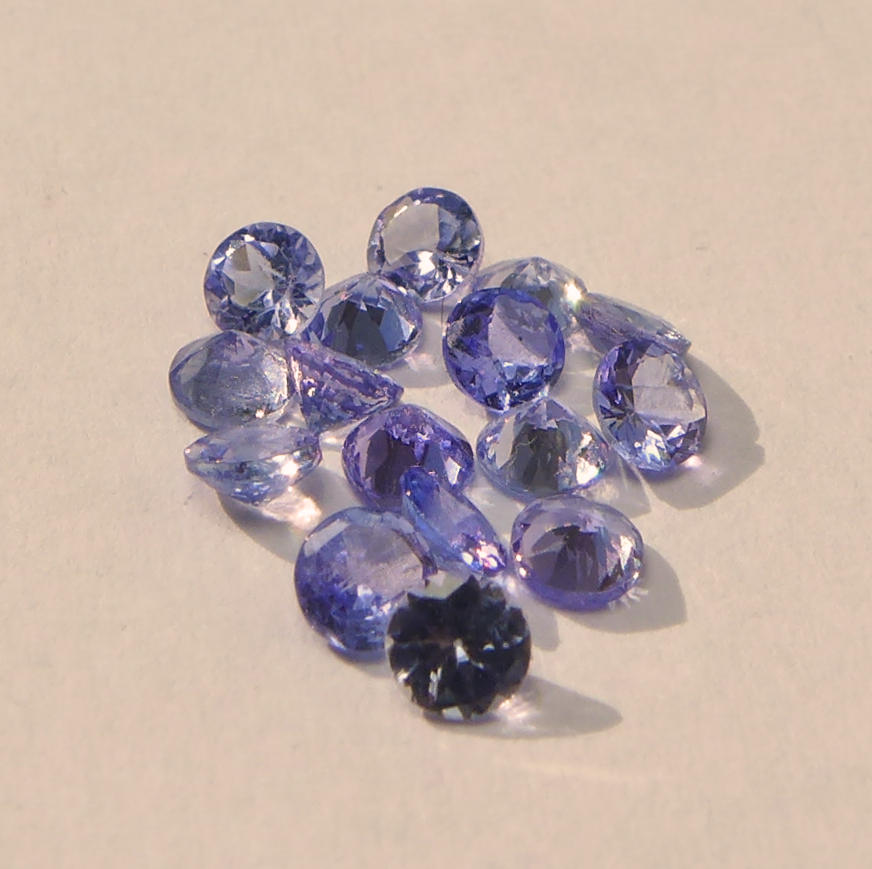 Bild 1 von 2.37 ct. 16 Stück feine blau- violette runde 3.4 mm Tansanite