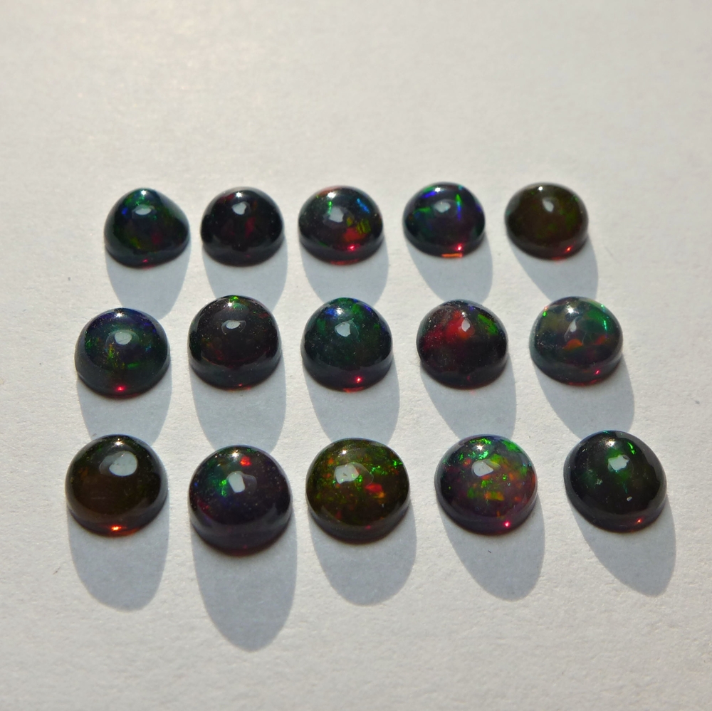 Bild 1 von 4.85 ct. 15  pieces of  black oval Ø 5 mm Multi Color Opals