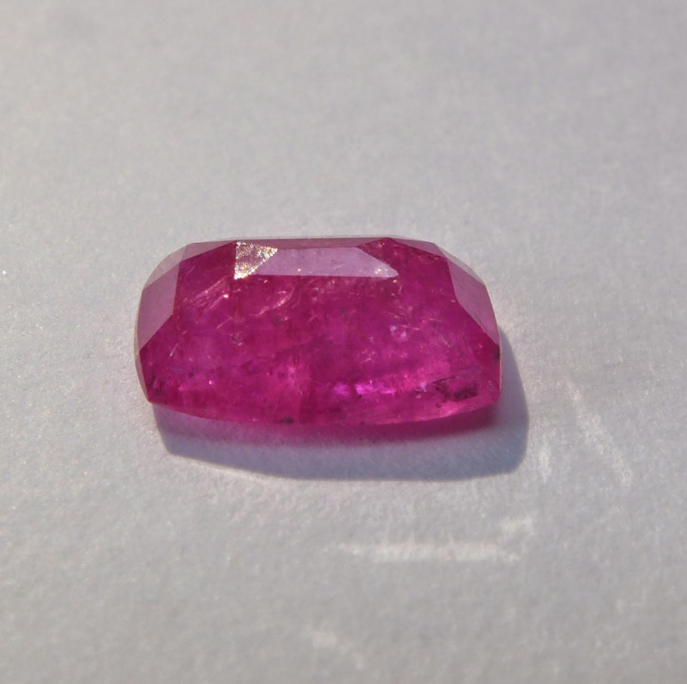 Bild 1 von 1.30 ct. Zarter pink roter 8 x 5.5 mm  Cushion Mosambik Rubin