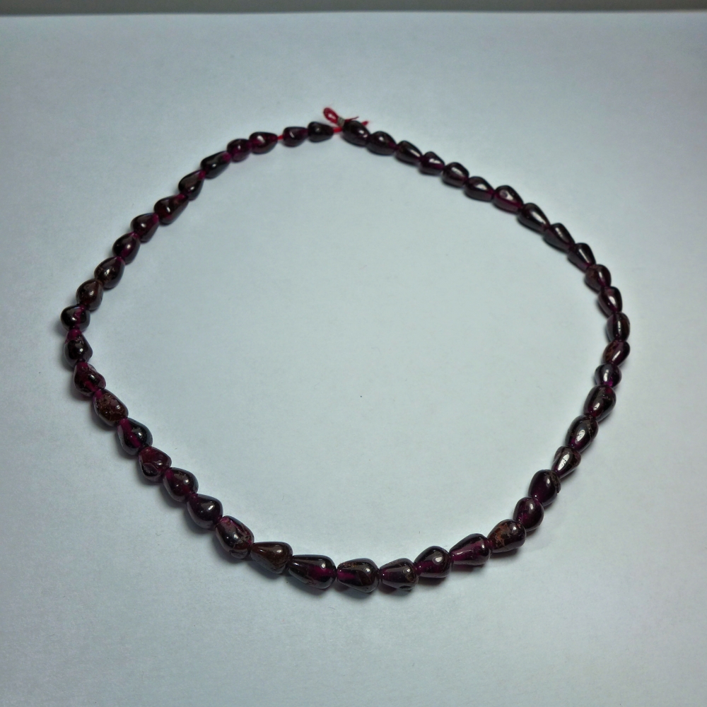 Bild 1 von Red-violet Garnet-Rhodolithe- string 94 ct with pears 7.5 x 5.5 mm 34 cm length