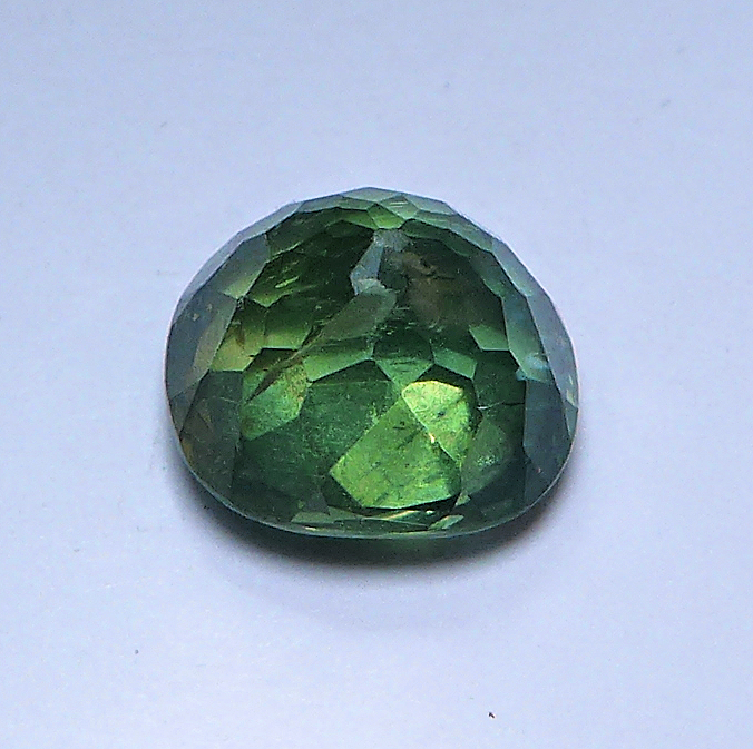 Bild 1 von 6.06 ct . Natürlicher grüner ovaler 11.3 x 10.3 mm Brasilien Apatit. 