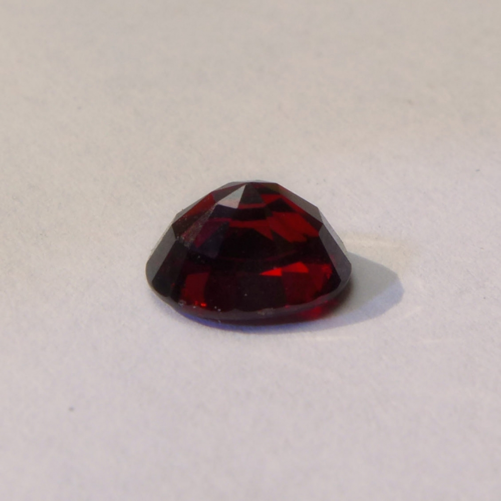 Bild 1 von 1.67 ct. Orangeroter ovaler 7.5 x 5.3 mm Spessartin Granat