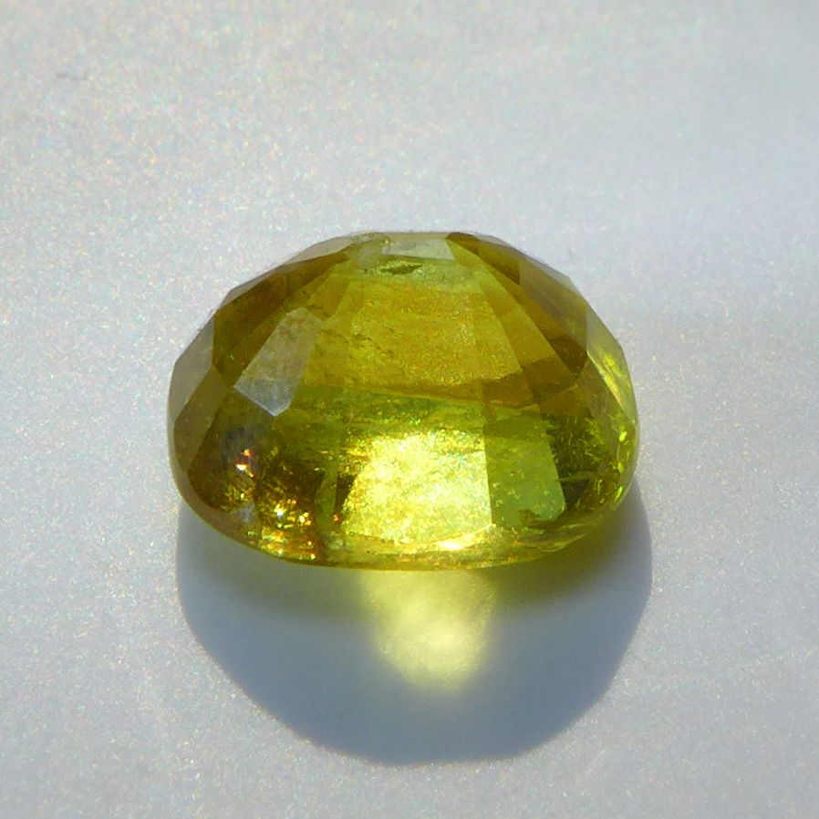 Bild 1 von 1.95 ct.  Schöner gelber ovaler 7.5 x 6.4 mm Titanit Sphen