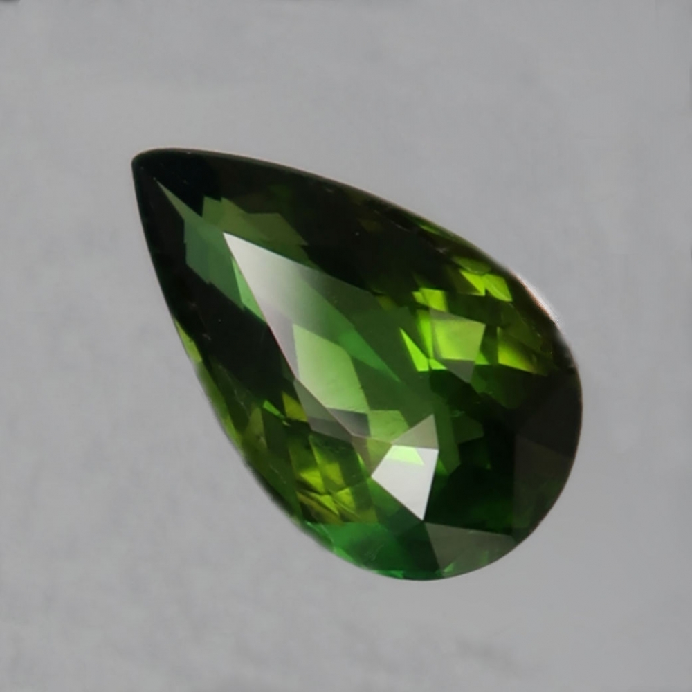 Bild 1 von 1.8 ct  Feiner grüner Tropfen 11 x 6.5 mm Mosambik Turmalin