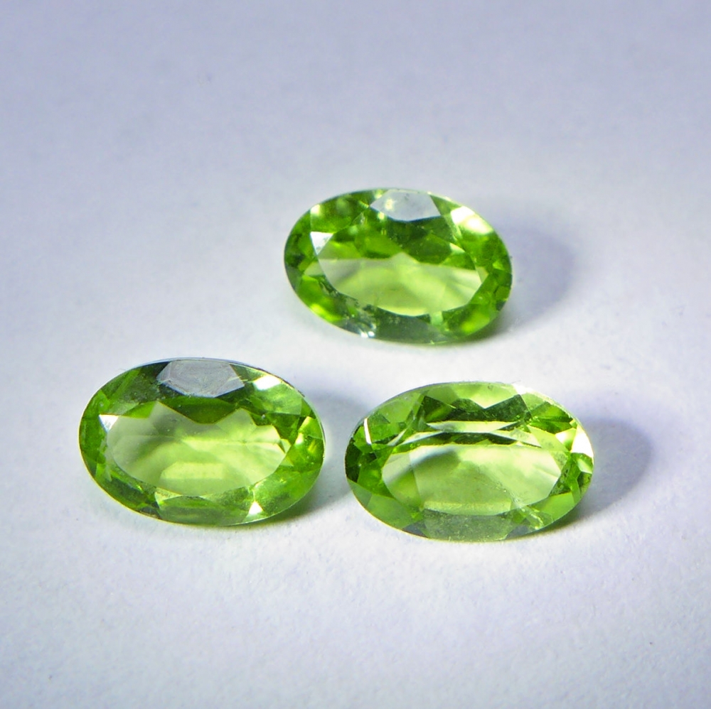 Bild 1 von 1.4 ct VS! 3 pieces fine green oval 6 x 4 mm Pakistan Peridot Gemstones. Nice color !