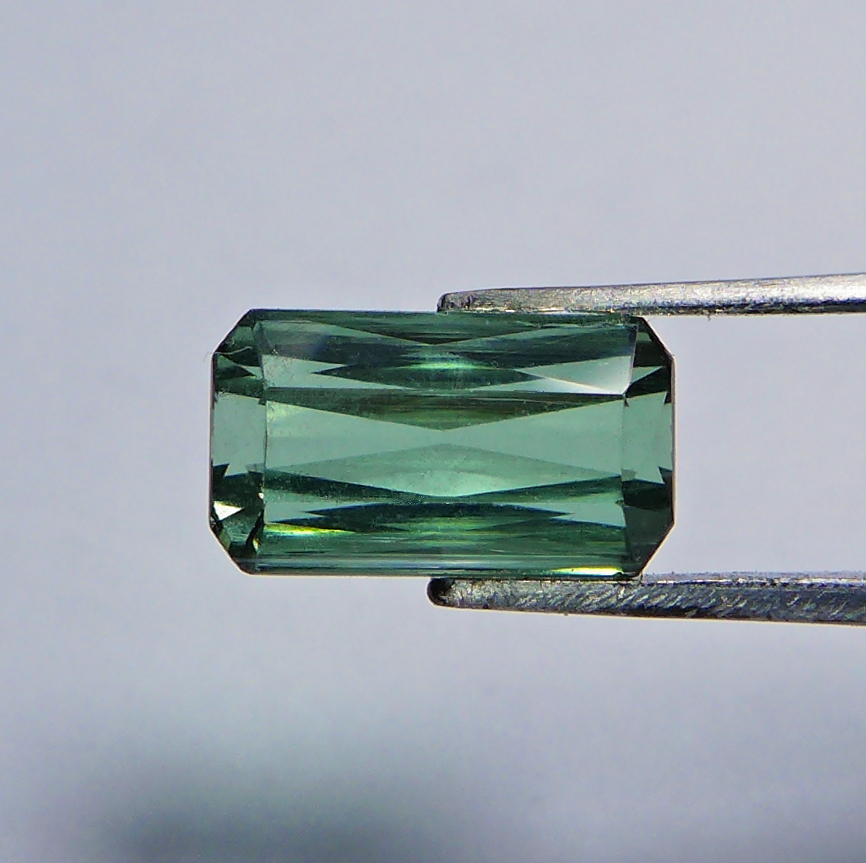 Bild 1 von 1.95 ct. Schöner grüner 8.8 x 5 mm Mosambik Turmalin im Smaragdschliff