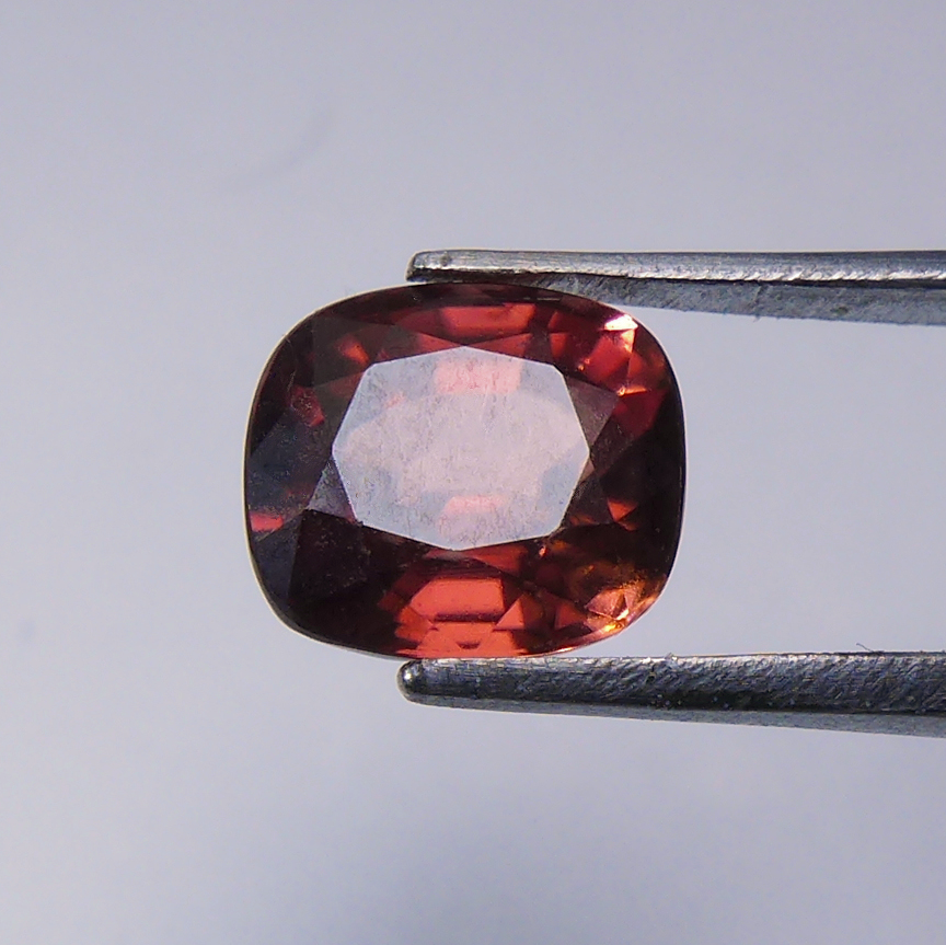 Bild 1 von 1.84 ct. Feiner orange-roter ovaler 6.6 x 6 mm Tansania Zirkon