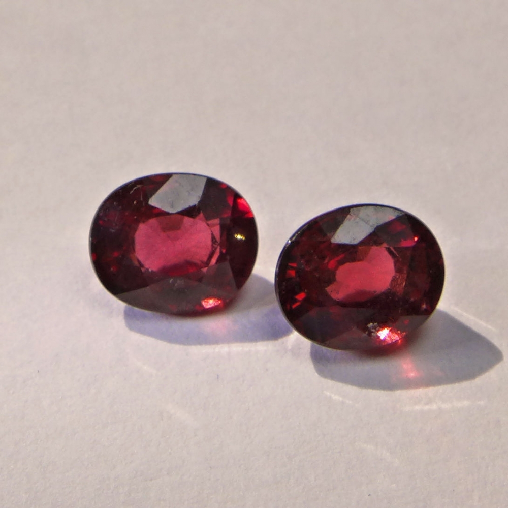 Bild 1 von 2.59 ct. Fine pair of red purplish 6.8 x 5.6 mm  Rhodolite Garnet Gemstones
