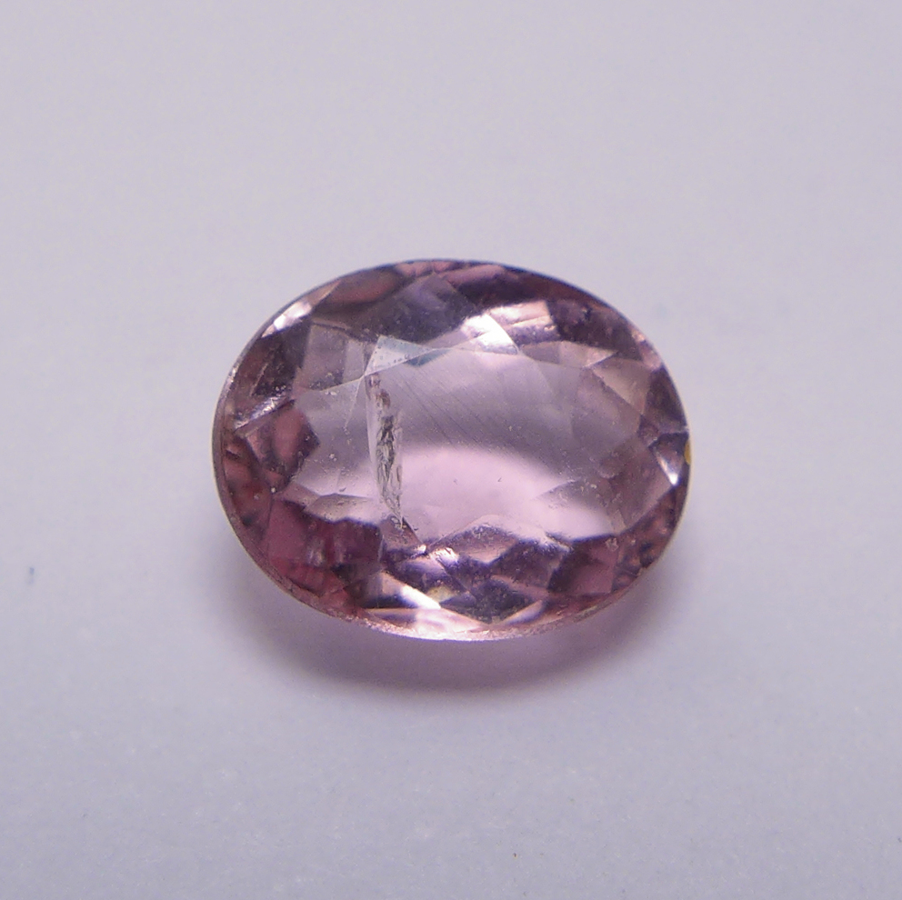 Bild 1 von 1.31 ct. Natürlicher ovaler 7.7 x 6.2 x 3.5 mm heller Rubellit Turmalin