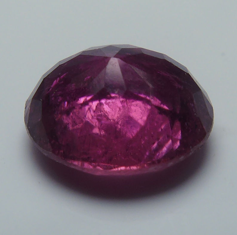 Bild 1 von 1.45 ct. Toller ovaler 7.6 x 7 mm Mosambik Turmalin / Rubellit