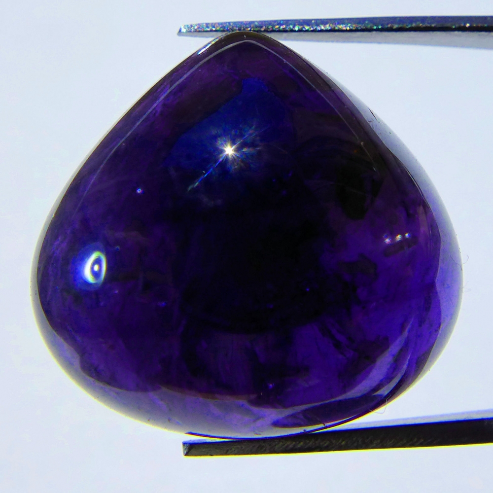 Bild 1 von 15.10 ct. Blue Violet Iolith Cabochon Pear 16 x 15.5 mm