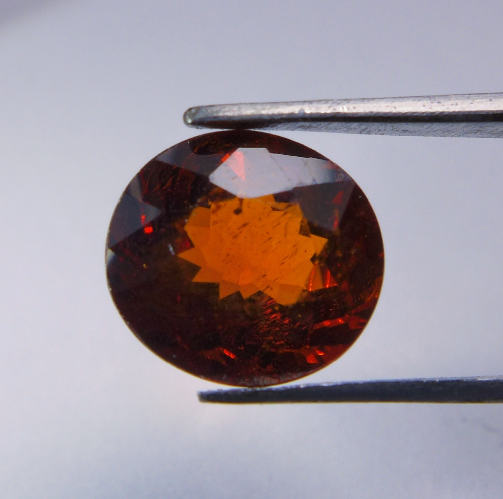 Bild 1 von 2.45 ct . Orangeroter ovaler 8.5 x 7.8 mm Spessartin Granat