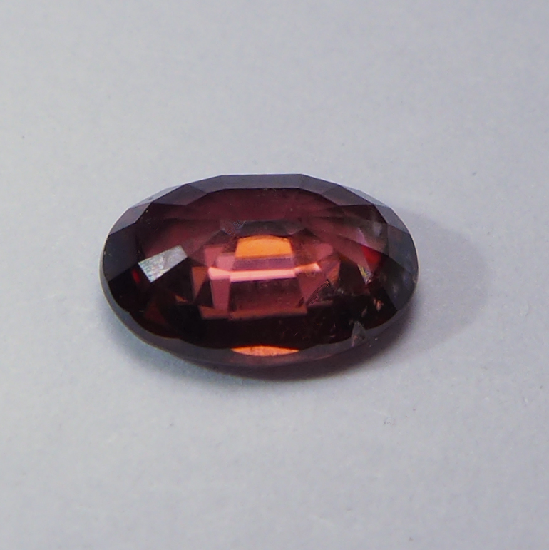 Bild 1 von 2.02 ct. Schöner roter ovaler 8.7 x 6 mm Tansania Zirkon