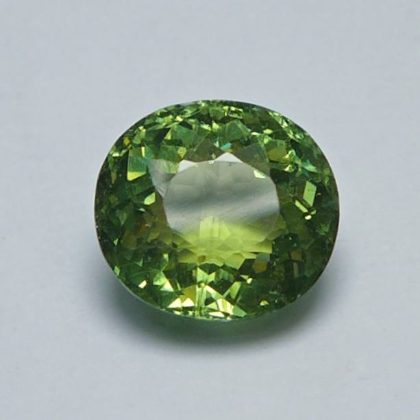 Bild 1 von 6.11ct. Beatiful  green oval 11.3 x 10.3 mm Brazil Apatite
