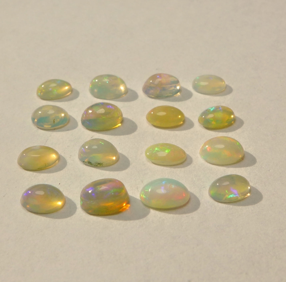 Bild 1 von 2.5 ct. 16 Pieces white oval 5 x 3 to 5.5 x  3.5 mm Multi-Color Ethiopia Opal Cabochons