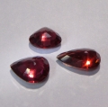 Bild 2 von 3.85 ct. 3 beatiful red purplish 7 x 6 to 6 x 8.5mm Madagaskar Rhodolite Garnet Pears