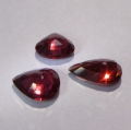 Bild 2 von  3.85 ct. 3 schöne rot - violette 7 x 6 bis 6 x 8.5 mm Madagaskar Rhodolith Granat Tropfen