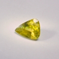 Bild 1 von 2.29 ct. Gelblich Grüner 14.8 x 13 mm Triangel Titanit Sphen
