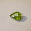 Bild 1 von 2.17 ct.  Schöner gelblich grüner 9.7 x 7.3 mm Titanit Sphen Tropfen
