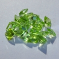 Bild 2 von 3.2ct.  20 Stück apfelgrüne 3 mm  Pakistan Peridot Carrés. Tolle Farbe!