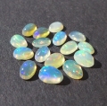 Bild 2 von 2.5 ct. 16 Pieces white oval 5 x 3 to 5.5 x  3.5 mm Multi-Color Ethiopia Opal Cabochons