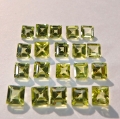 Bild 1 von 3.1 ct. 20 Stück apfelgrüne 3 mm  Pakistan Peridot Carrés