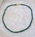 Smaragd-Collier  mit  vereinzelten gelben Saphiren und Rubinen