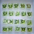 3.2ct.  20 Stück apfelgrüne 3 mm  Pakistan Peridot Carrés. Tolle Farbe!