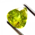 Bild 2 von 1.36 ct.  Feiner Gelblich Grüner 7.2 x 7 mm Titanit Sphene Tropfen