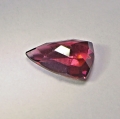 Bild 2 von 1.11 ct. Zarter rot  violetter 8 x 5.2 mm Triangel Rhodolith Granat