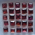 4.8 ct.  25 Stück natürlich rote 3 mm Mosambik Granat Carrés