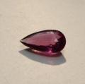 Bild 1 von 1.41 ct. Schöner rot violetter 9.5 x 5.7 mm Rhodolith Granat Tropfen