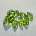 Bild 2 von 4.13 ct. 10 Stück kräftig grüne 6 x 4 mm Pakistan Peridot Tropfen