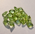 Bild 2 von 3.1 ct. 20 pieces apple green 3 mm Pakistan Peridot Carré Gemstones