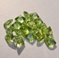 Bild 2 von 3.1 ct. 20 Stück apfelgrüne 3 mm  Pakistan Peridot Carrés